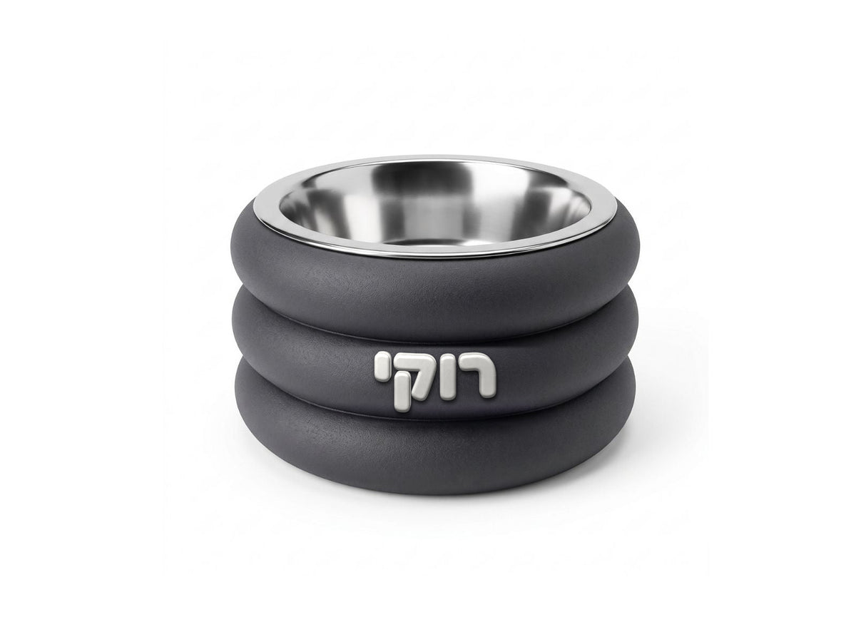 קערה מוגבהת לכלב Kumo בצבע שחור עם שם הכלב בבולט וקערת נירוסטה נשלפת – Petrix