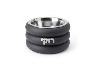 קערה מוגבהת לכלב Kumo בצבע שחור עם שם הכלב בבולט וקערת נירוסטה נשלפת – Petrix