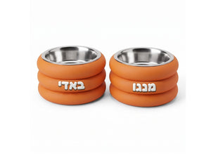 זוג קערות מוגבהות Kumo בצבע כתום לאוכל ולמים, עם שם הכלב בבולט – Petrix