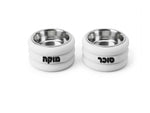 זוג קערות מוגבהות Kumo בצבע לבן לאוכל ולמים, עם שם הכלב בבולט – Petrix