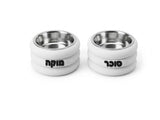 זוג קערות מוגבהות Kumo בצבע לבן לאוכל ולמים, עם שם הכלב בבולט – Petrix